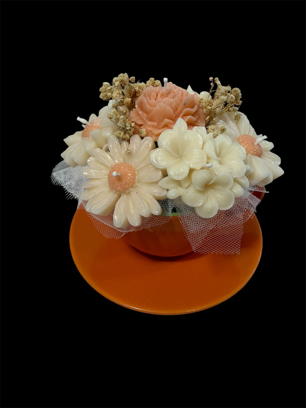 Tasa con flores de cera.