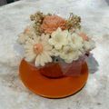 Tasa con flores de cera.
